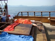 Petrecerea de zi (pe barca) este atat de strasnica, incat invitatii epuizati trag spre final un pui de somn