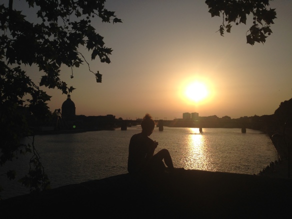 "Tu vois ce coucher de soleil magnifique? J'aimerai pouvoir l'arrêter... jusqu'à quand tu seras là." Toulouse, France. Photo: ©Slowaholic